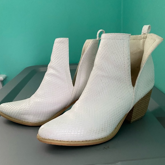 Nomad Shoes - Snake Skin White Booties